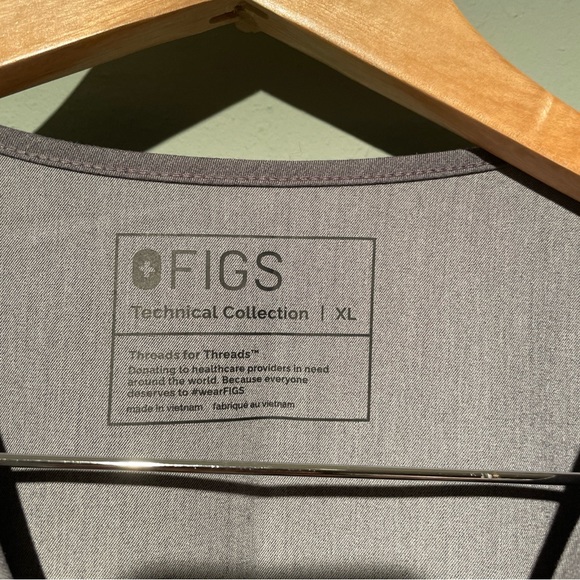 FIGS Short Sleeve Scrubs Top Charcoal Technical Collection 2 pocket Womens XL - Picture 3 of 4